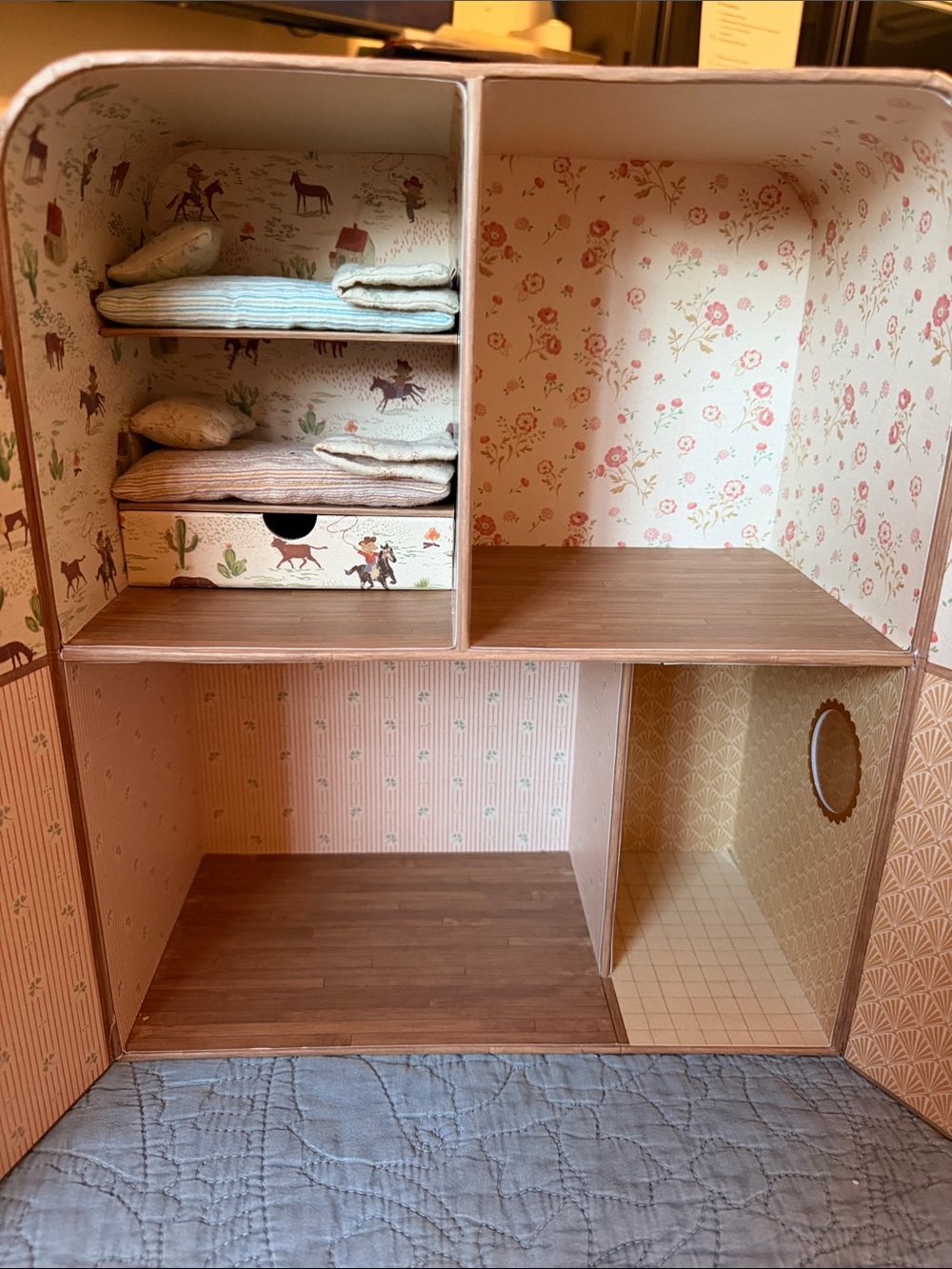 Kids Toy Playhouse Carry Case - Cream with Green Shutters - Picture 3 of 5